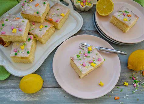 Zitronen-Blechkuchen mit Glasur auf dem Backblech, angeschnittene Stücke