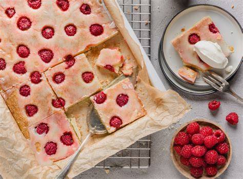 Zitronen-Blechkuchen mit Himbeeren als Topping