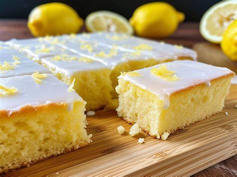 Zitronen-Blechkuchen mit glänzender Zitronenglasur