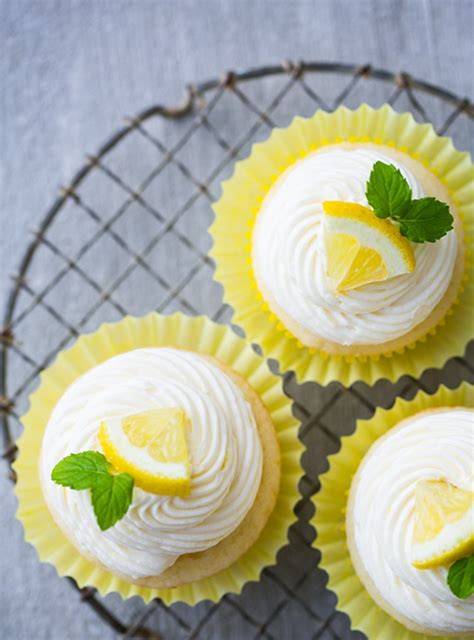 Zitronen-Buttercreme auf Cupcakes