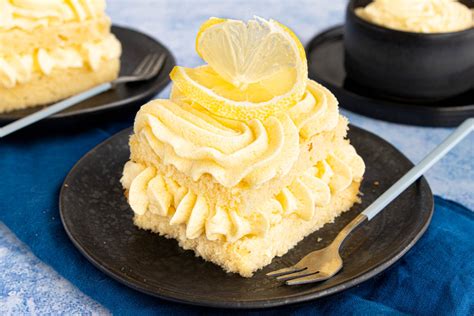 Zitronen-Buttercreme in Schüssel mit Spatel