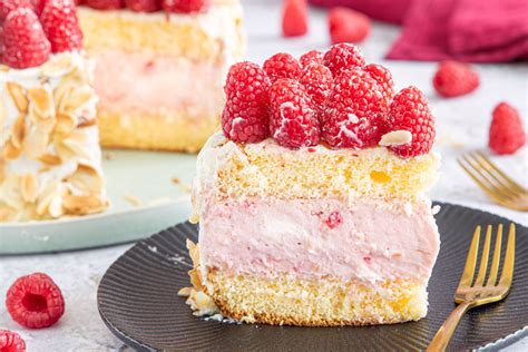 Zitronen-Buttercreme-Torte mit Himbeeren