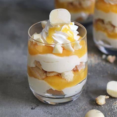 Zitronen-Buttermilch-Dessert im Glas mit gehackten Halloren Kugeln