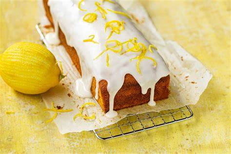 Zitronen-Cake mit grüner Modelliermasse-Deko