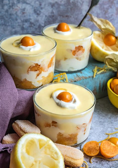 Zitronen-Drachenfrucht-Creme im Glas mit Drachenfruchtvierteln am Rand