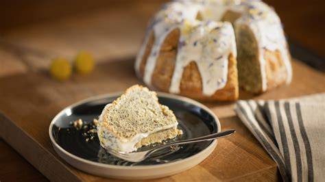 Zitronen-Gugelhupf mit Cheesecake-Herz: Anschnitt