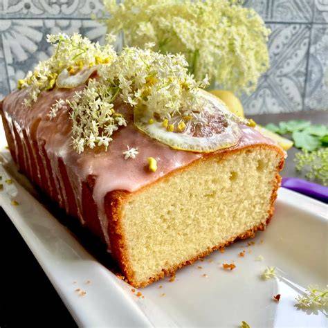 Zitronen-Gurken-Kuchen mit Holunderblüten-Glasur