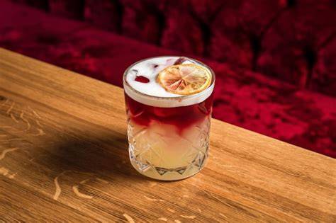 Zitronen-Hüttenkäse-Pudding mit Zitronenscheibe garniert