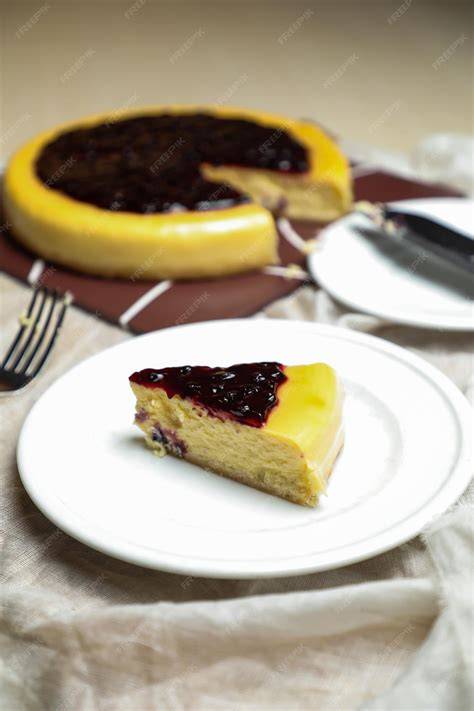 Zitronen-Heidelbeer-Kuchen auf dem Tisch