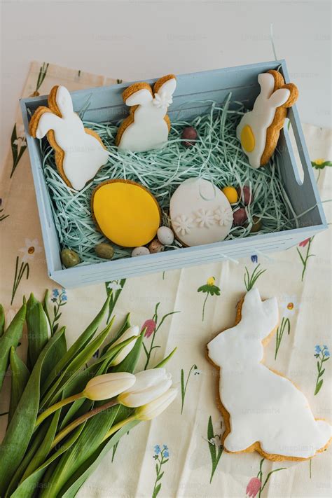 Zitronen-Joghurt-Torte auf einem dekorierten Tisch