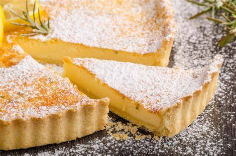 Zitronen-Kokos-Kuchen auf einer Kaffeetafel