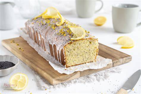 Zitronen-Mohn Bundt-Kuchen, dekoriert