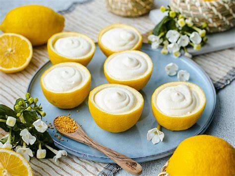 Zitronen-Mousse serviert in Zitronenschalen