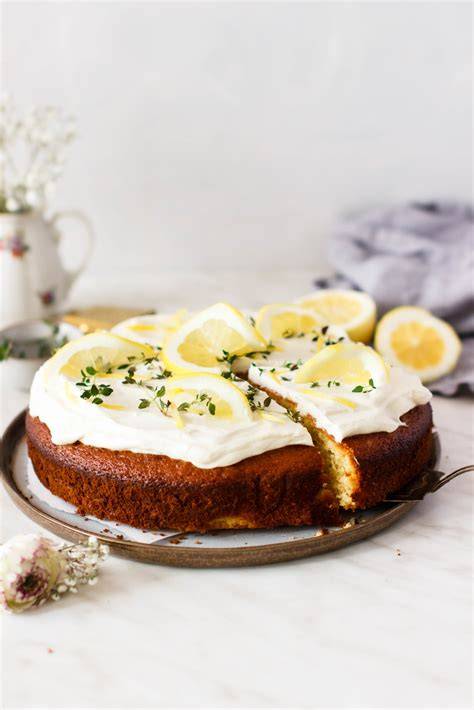 Zitronen-Olivenöl-Kuchen: Zutaten, Texturen und Querschnitt des saftigen Krümels