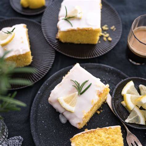 Zitronen-Polenta-Kuchen mit Rosmarin