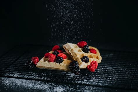 Zitronen-Quark-Waffel mit frischen Beeren und Puderzucker