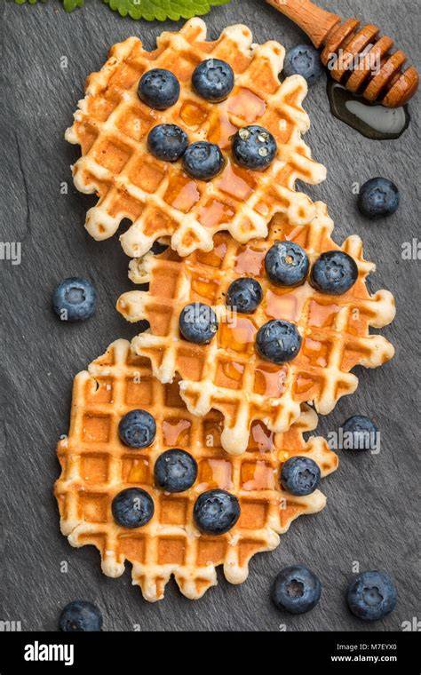 Zitronen-Quark-Waffeln auf einer Picknickdecke mit frischen Beeren