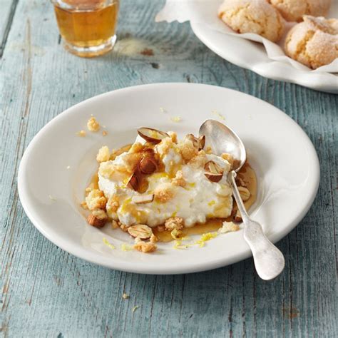 Zitronen-Ricotta mit Honig, Amaretti und Mandeln - angerichtet