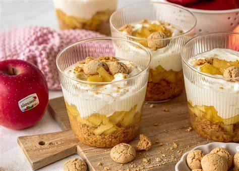 Zitronen-Ricotta-Vanille-Eis im Glas mit Zesten