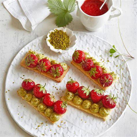 Zitronen-Sablé-Schnitten mit Erdbeer-Balsamico-Sauce und Pistaziencreme