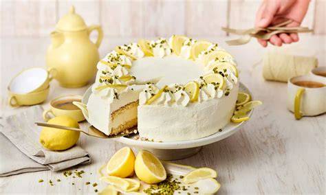 Zitronen-Sahne-Torte mit kandierten Zitronen
