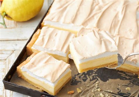 Zitronen-Schmand-Kuchen perfekt angerichtet
