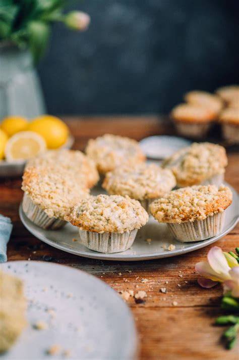 Zitronen-Streusel-Muffins aufgereiht in der Sonne, Sommerdeko