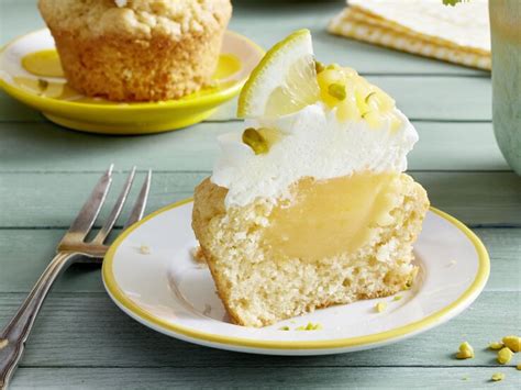 Zitronen-Tassenkuchen auf einem Teller, garniert mit Zitronenscheibe
