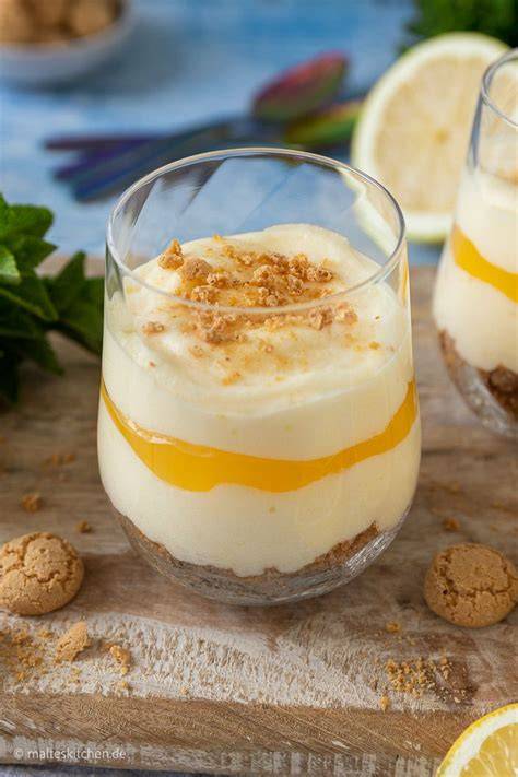 Zitronencreme Dessert im Glas mit Keksbröseln