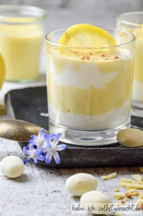 Zitronencreme im Glas mit Geleeschicht und Keksboden