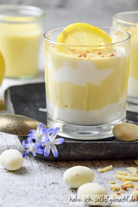 Zitronencreme im Glas mit Himbeer-Heidelbeer-Püree