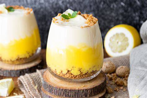 Zitronencreme im Glas mit Keksboden und Minze