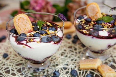 Zitronencreme mit Heidelbeeren und Löffelbiskuit im Glas