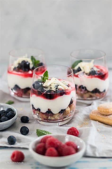 Zitronencreme mit Löffelbiskuit, Lemoncurd-Schichten und Beeren