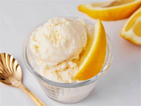 Zitroneneis mit Sahne in der Eismaschine