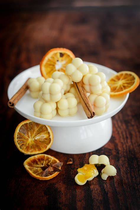 Zitronenganache als Dekoration und Füllung bei Pralinen und Macarons