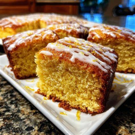 Zitronenglasur über Blechkuchen