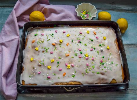 Zitronenglasur über Blechkuchen verteilen