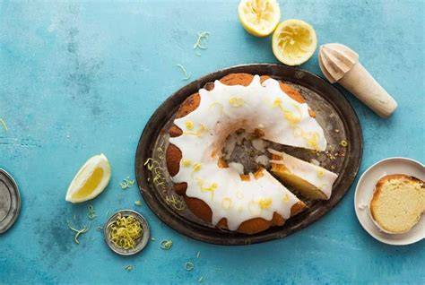 Zitronengugelhupf mit Zuckerguss und frischen Zitronen