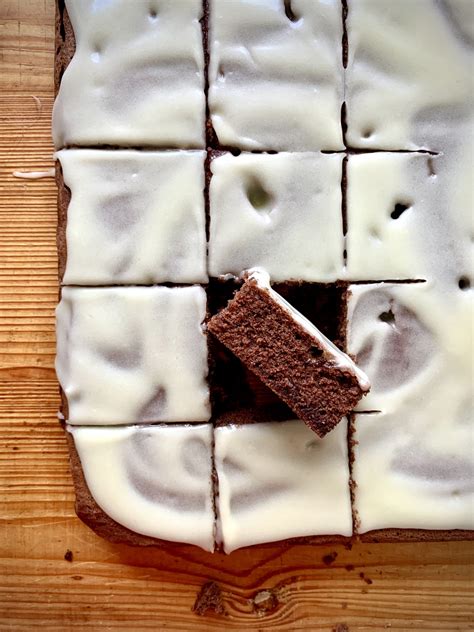 Zitronenguss auf Schokokuchen