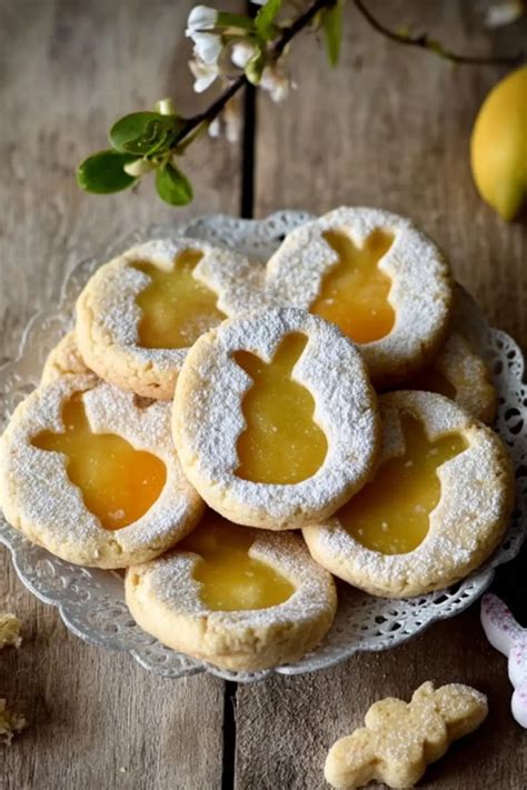 Zitronenkekse auf einem Kuchenständer als Frühlingsgebäck