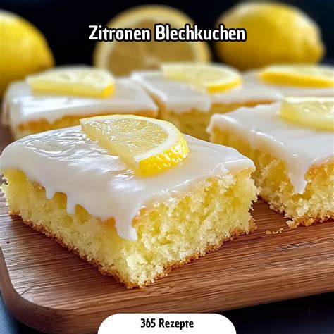 Zitronenkuchen auf Blech, mit Guss und Zitronenscheiben dekoriert