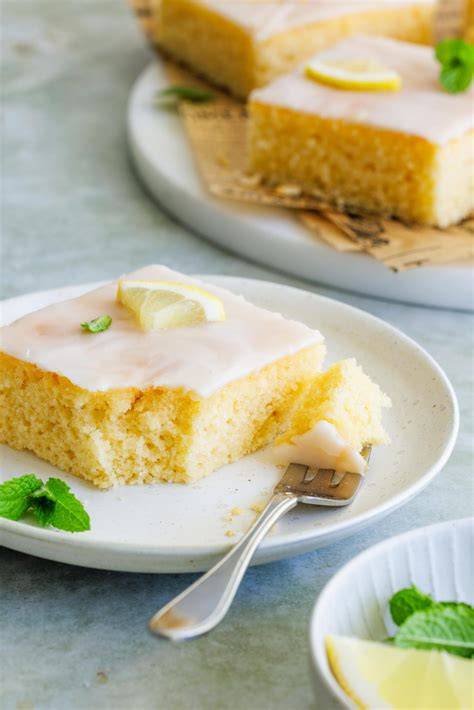 Zitronenkuchen auf dem Backblech mit Zuckerguss und Zimt
