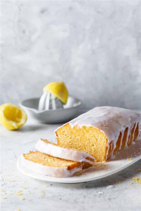 Zitronenkuchen in Kastenform, angeschnitten