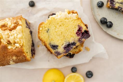 Zitronenkuchen mit Blaubeeren auf kleinem Teller
