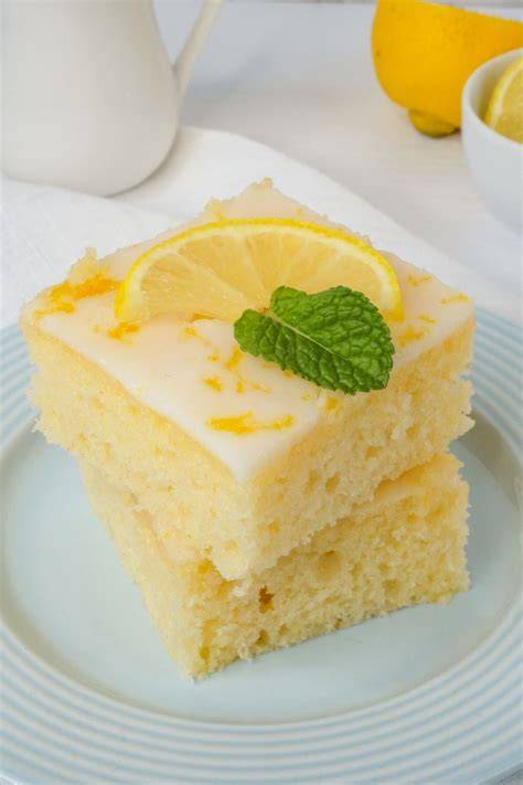 Zitronenkuchen mit Olivenöl und Joghurt auf einem Teller
