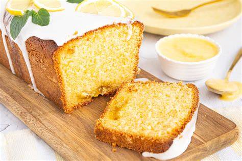 Zitronenkuchen mit Zuckeralternative bestreichen