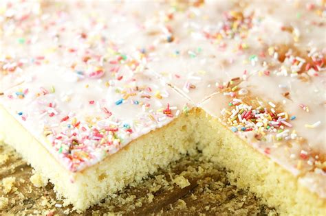 Zitronenkuchen mit Zuckerdekor und bunten Streuseln