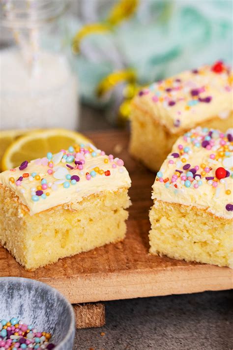 Zitronenkuchen mit bunten Streuseln und Zitronenscheiben für Kindergeburtstag