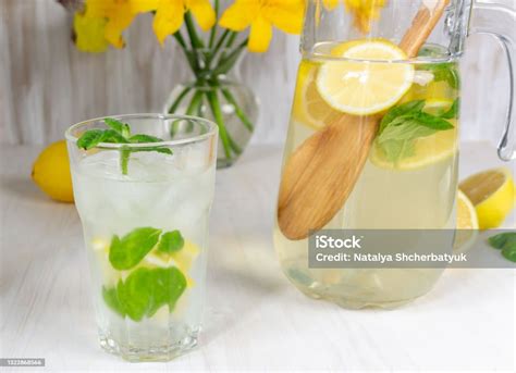 Zitronenlimonade Flasche und Glas mit Eis